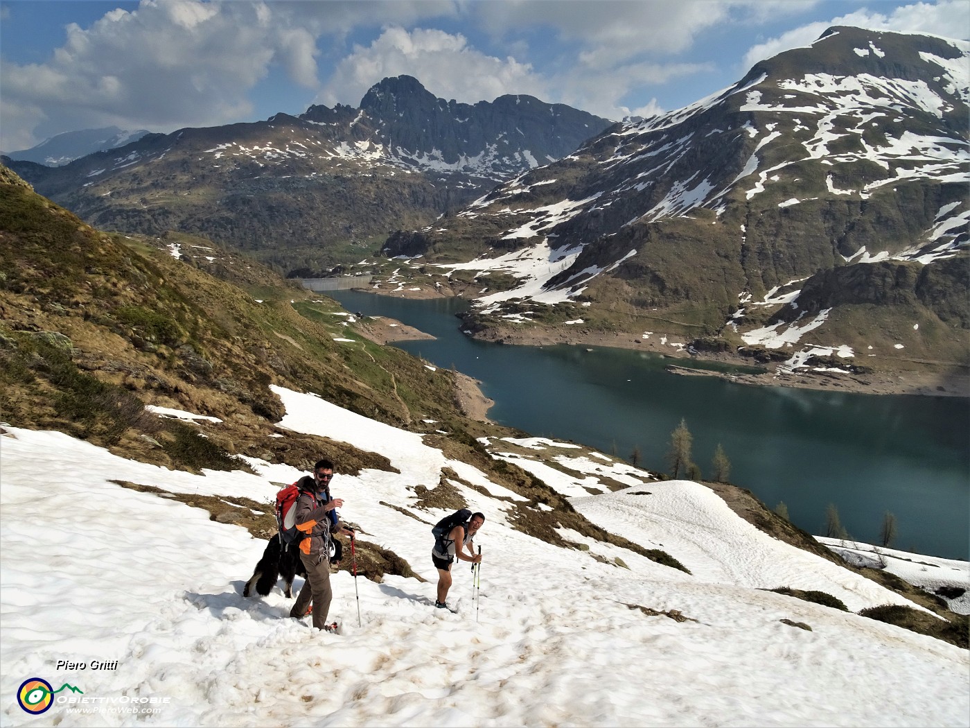 32 In ripida discesa su neve al sole....molliccia.JPG